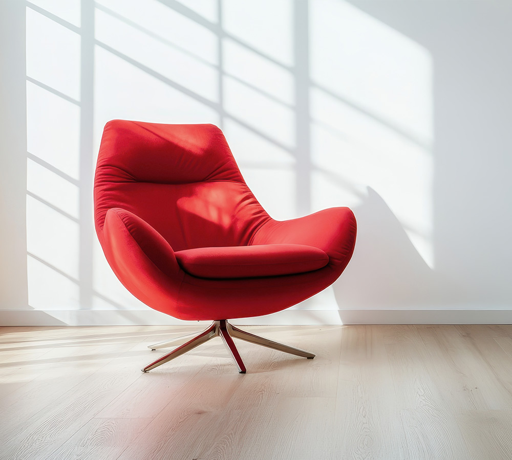 Bild mit einem im Raum stehenden Roten Sessel.